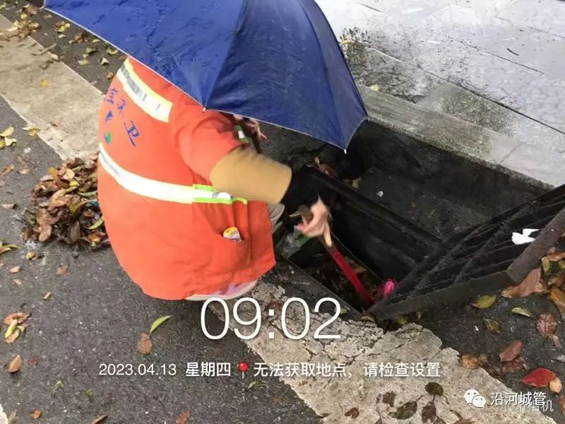 沿河城管 清掏雨水篦子，筑牢城市防汛备汛防线